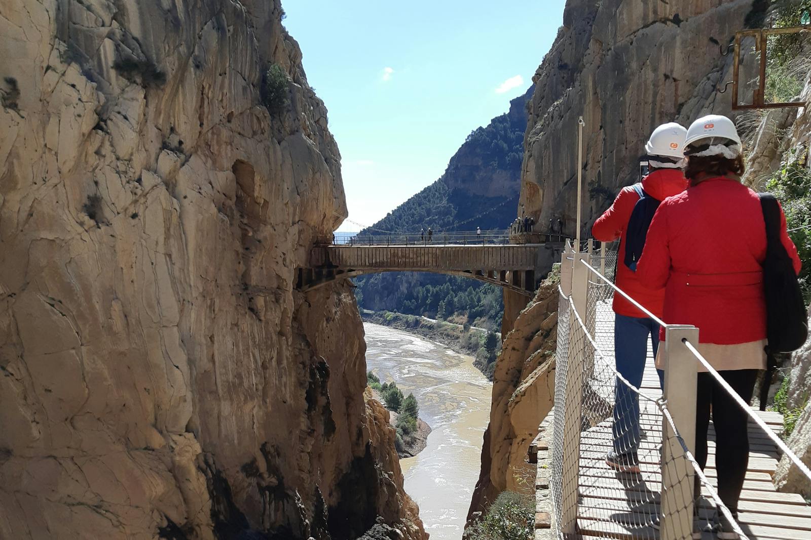 Besucher auf dem Hängepfad des Caminito del Rey