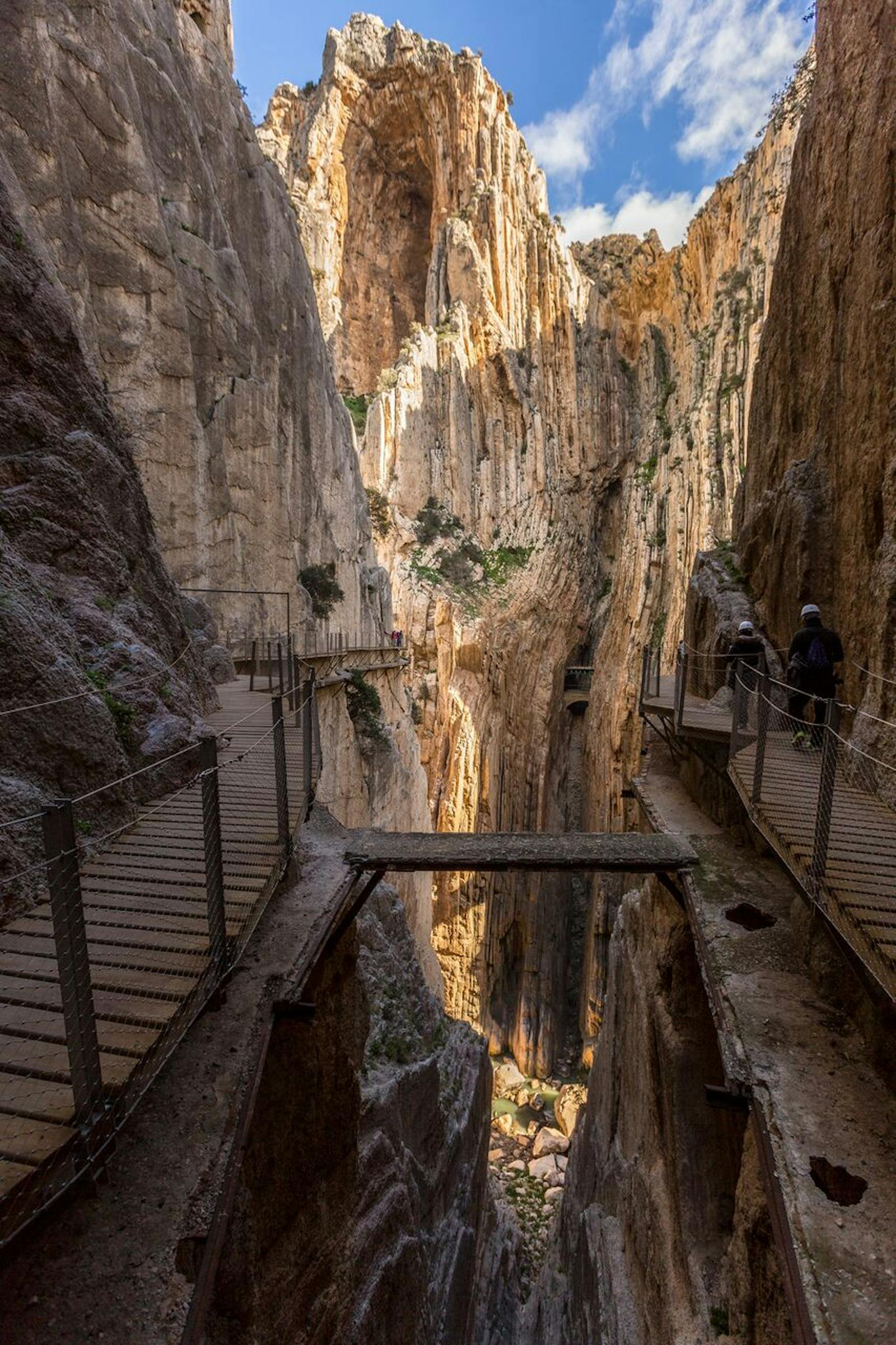 Caminito del Rey, suspendiert in der Felsspalte