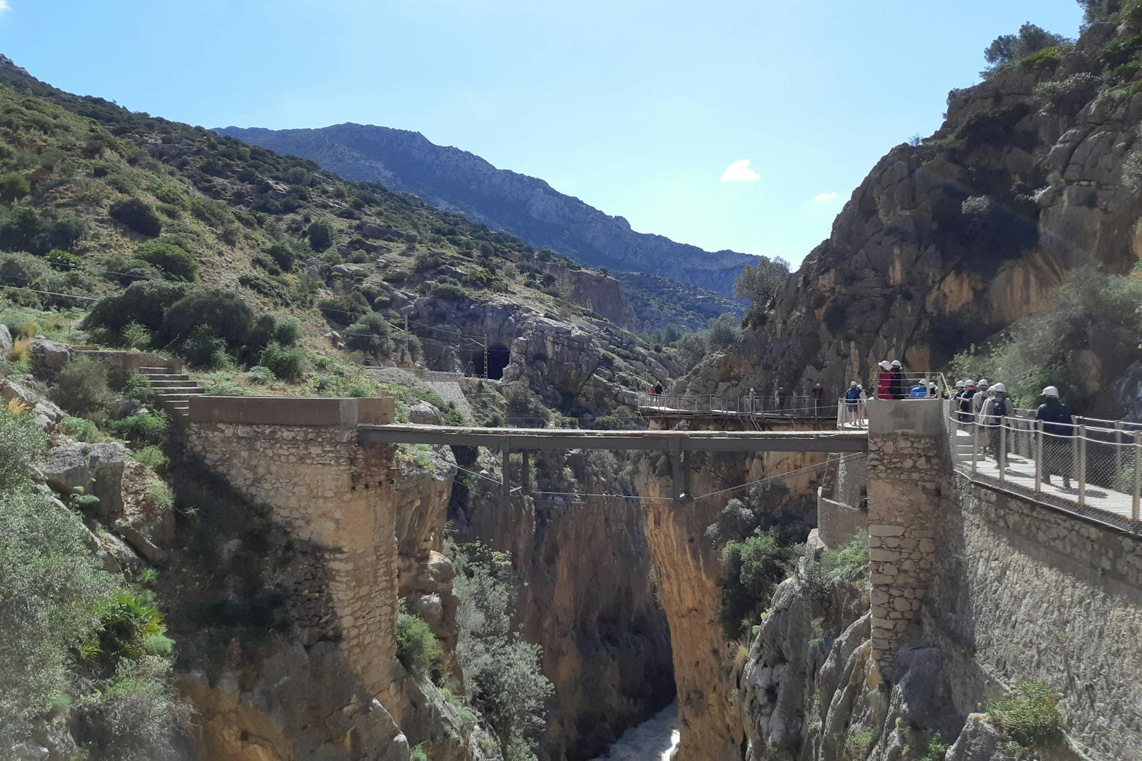 Caminito del Rey atravesando un cañón rocoso