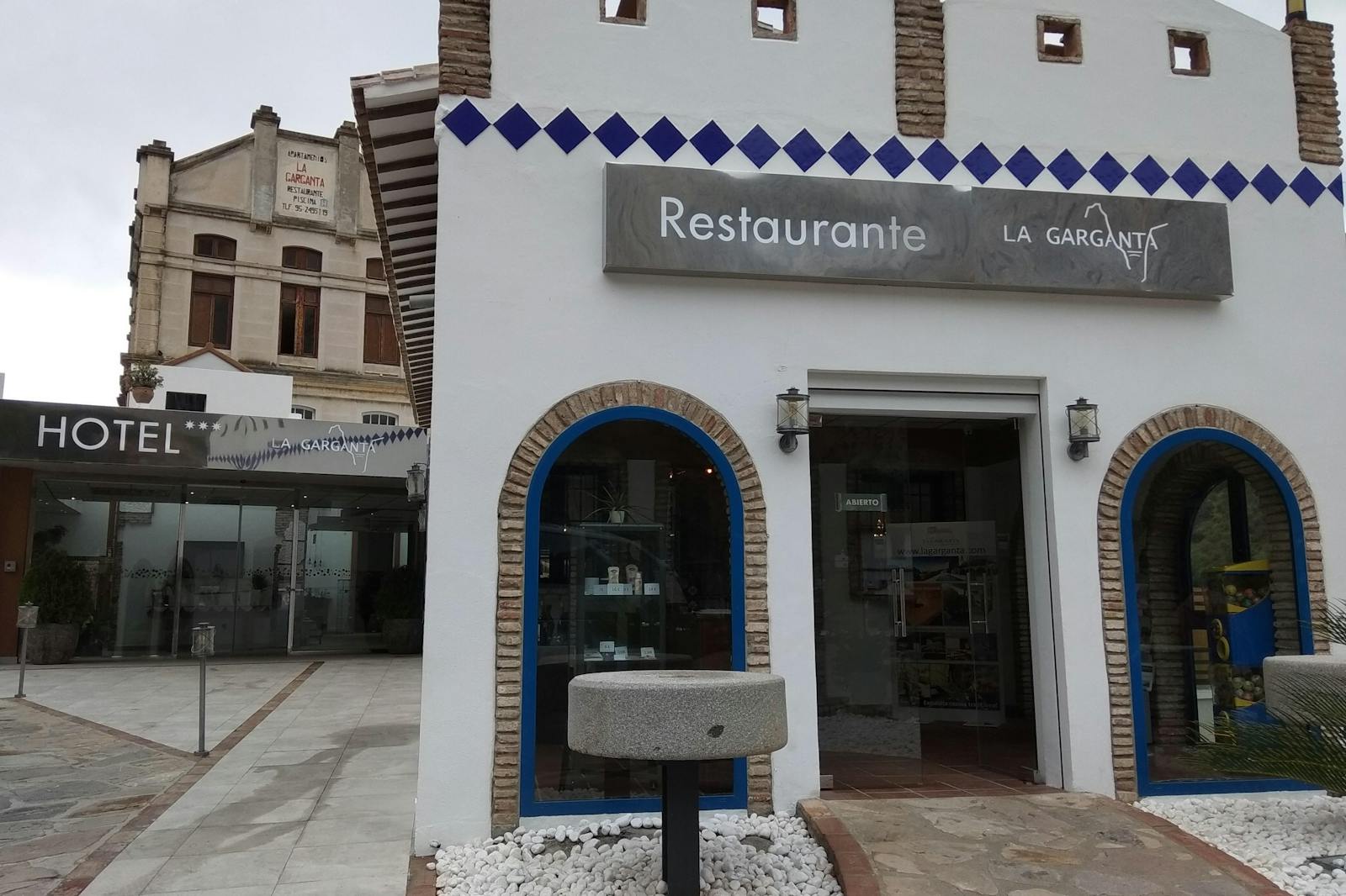 Fachada del restaurante La Garganta cerca de Caminito del Rey