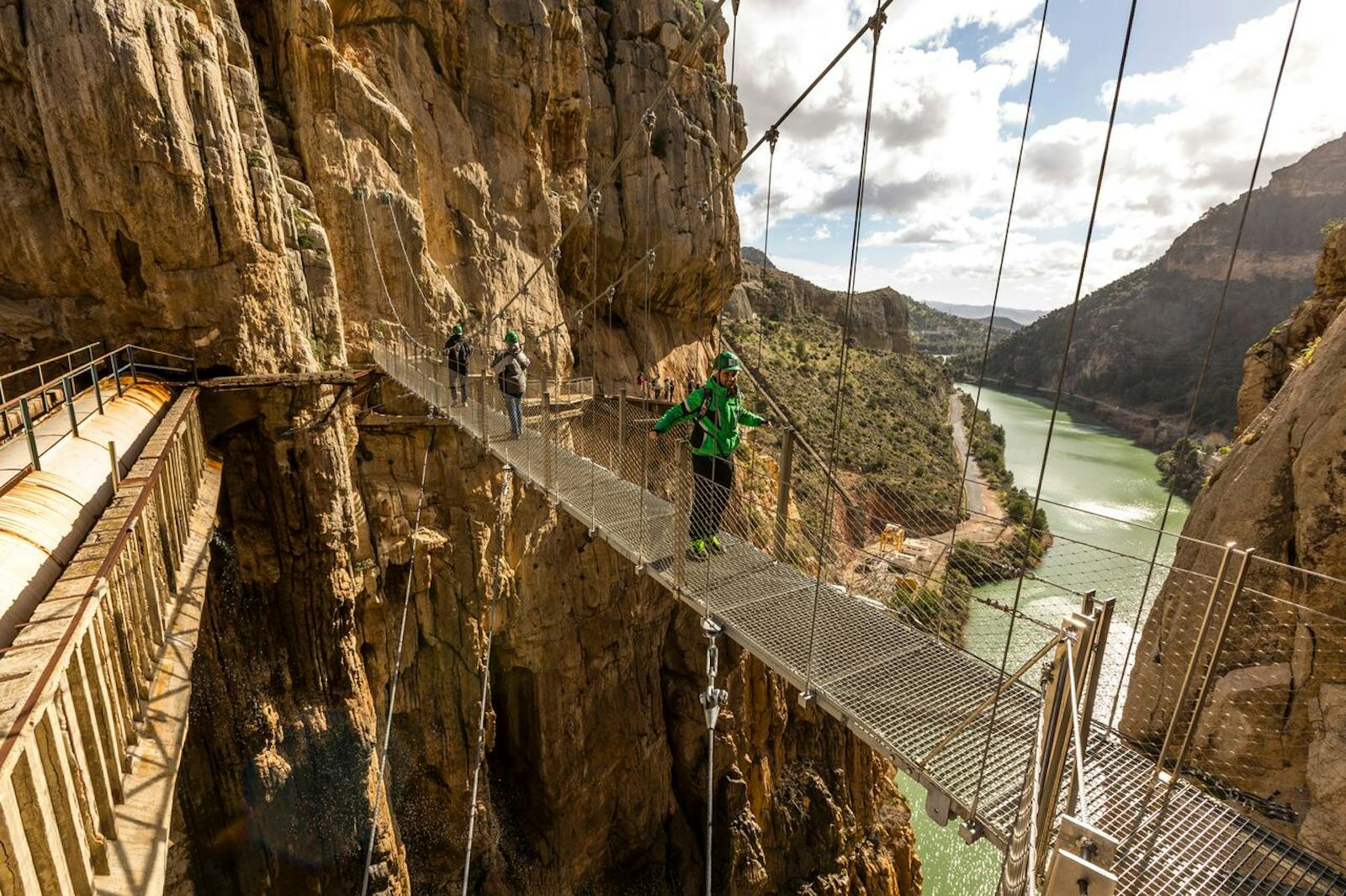 Visitatori sul ponte sospeso del Caminito del Rey