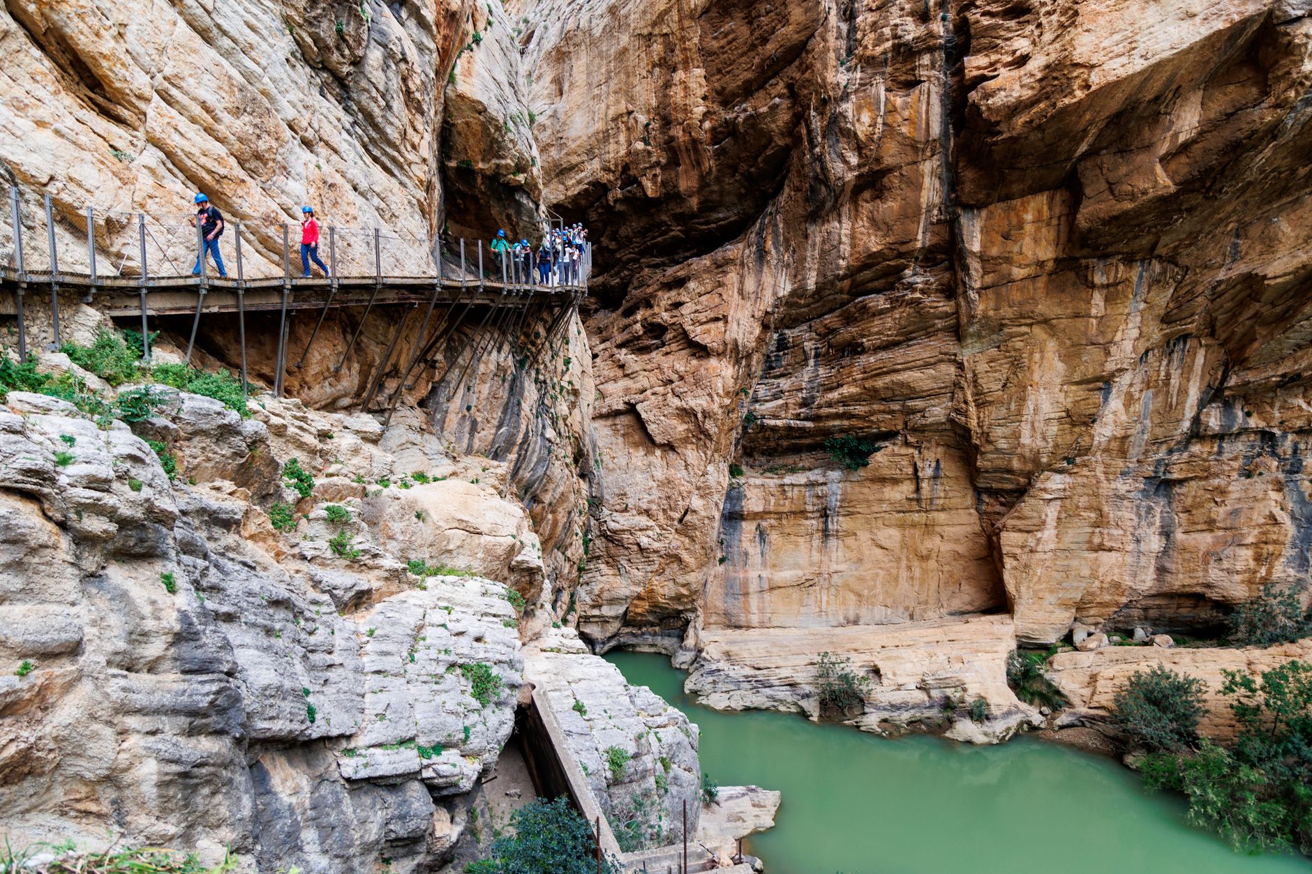 Besøkende på Caminito del Rey over kløften